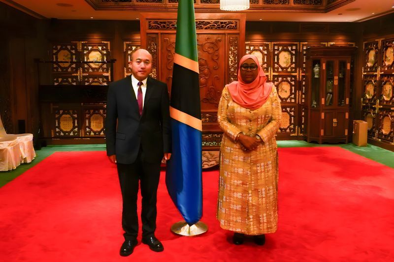 坦桑尼亞總統(tǒng)哈桑會(huì)見衛(wèi)華集團(tuán)董事長(zhǎng)李國(guó)強(qiáng)